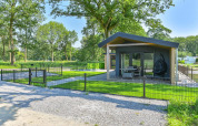 Lodge de lujo accesible para sillas de ruedas en Drentse Weelde, Países Bajos, rodeado de naturaleza.