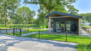Luxe lodge met rolstoeltoegang bij Drentse Weelde in Nederland, gelegen in een groene, bosrijke omgeving.