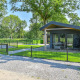 Luxury lodge accessibile in sedia a rotelle a Drentse Weelde, Paesi Bassi, immerso nel verde.