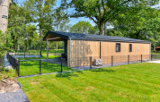 Vue extérieure de la Luxury lodge accessible en fauteuil roulant à Drentse Weelde, aux Pays-Bas.
