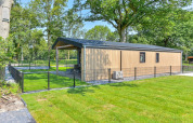 Vue extérieure de la Luxury lodge accessible en fauteuil roulant à Drentse Weelde, aux Pays-Bas.