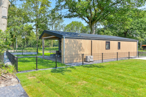 Buitenaanzicht van de Luxury lodge, rolstoeltoegankelijk, bij Drentse Weelde in Nederland.