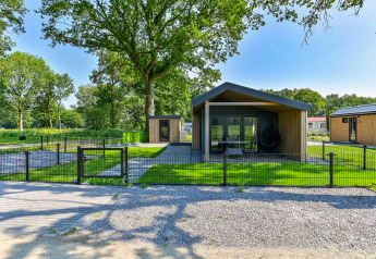 Luxe lodge met rolstoeltoegang, modern terras en tuin bij Drentse Weelde in Nederland.