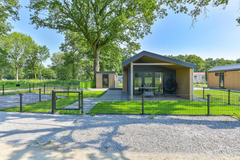 Luxe lodge met rolstoeltoegang, omheinde tuin en terras bij Drentse Weelde, Nederland.