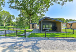 Luxe lodge met rolstoeltoegang, omheinde tuin en terras bij Drentse Weelde, Nederland.