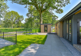 Buitenaanzicht van een luxe lodge met rolstoeltoegang en tuin in Drentse Weelde, Nederland