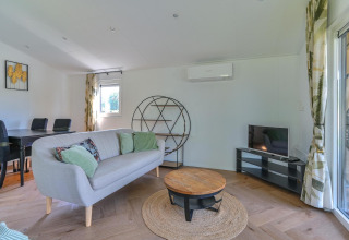 Modern eingerichtetes Wohnzimmer in einer barrierefreien Luxus-Lodge bei Drentse Weelde, Niederlande.