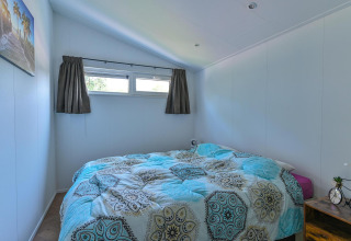 Helles barrierefreies Schlafzimmer mit Doppelbett und Fenstern in der Luxus-Lodge bei Drentse Weelde, Niederlande.