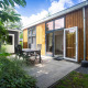 Nature Lodge moderne à De Thijmse Berg, Pays-Bas, avec terrasse, mobilier de jardin et végétation luxuriante.