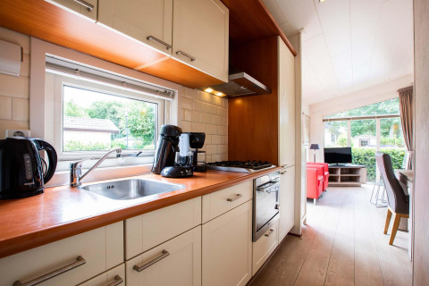 Moderne Küche und Wohnzimmer in einem Ferienhaus bei EuroParcs Noordwijkse Duinen, Niederlande.