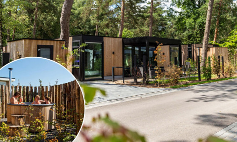 Moderne glampinghutten in het bos met privé buitenhot tub en een rustige, natuurlijke omgeving.