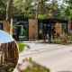 Moderne glampinghytter i skoven med privat udendørs badetønde og afslappende atmosfære.