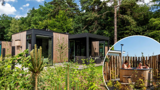 Lodge Veluwe Farm Wellness al Resort Veluwe nei Paesi Bassi con vasca idromassaggio esterna e vista sul bosco.