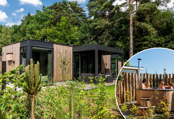 Lodge Veluwe Farm Wellness au Resort Veluwe aux Pays-Bas avec bain à remous extérieur dans un cadre boisé.