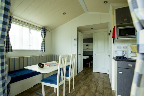 Vista interior de una acogedora Delta Lodge en Holiday Park Duinhoeve, Países Bajos, con comodidades modernas.