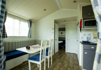 Interieur van een gezellige Delta Lodge in Holiday Park Duinhoeve, Nederland, met moderne faciliteiten.