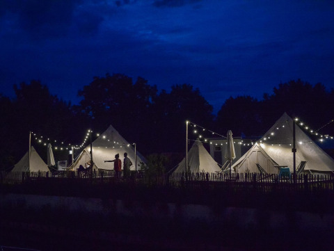 Happy Harbor tipi tenten sfeervol verlicht bij Holiday Park Mölke in Nederland, nachtzicht.