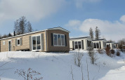 Cabañas Chalet Brilon cubiertas de nieve en Camping & Ferienpark Brilon, Alemania, con paisaje invernal.