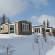 Chalet Brilon chalets in de sneeuw bij Camping & Vakantiepark Brilon, Duitsland, in een winters decor.