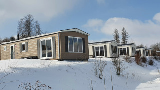 Cabañas Chalet Brilon cubiertas de nieve en Camping & Ferienpark Brilon, Alemania, con paisaje invernal.