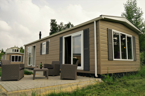 Chalet Brilon en Camping & Ferienpark Brilon, Alemania, con muebles de exterior y entorno tranquilo.