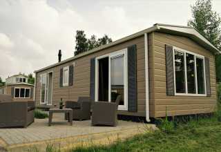 Chalet Brilon en Camping & Ferienpark Brilon, Alemania, con muebles de exterior y entorno tranquilo.