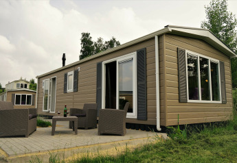 Chalet Brilon en Camping & Ferienpark Brilon, Alemania, con muebles de exterior y entorno tranquilo.