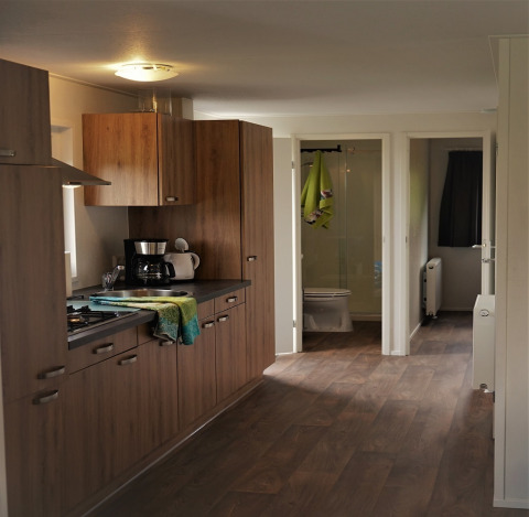 Gezellige houten keuken met moderne apparaten in Chalet Brilon, Camping & Ferienpark Brilon, Duitsland.