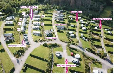 Vista aérea del Chalet Brilon con cabañas, espacios de estacionamiento y parcelas de camping etiquetadas.