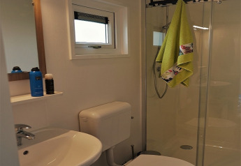 Baño moderno en Chalet Brilon, Camping & Ferienpark Brilon, Alemania, con ducha, inodoro y lavabo.