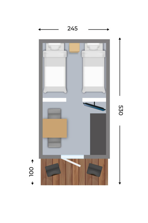 Plano de Trekkerspod lodge con dos camas, mesa, sillas y terraza en Kampeerdorp de Zandstuve, Países Bajos.
