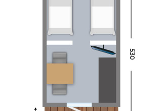 Plano de Trekkerspod lodge con dos camas, mesa, sillas y terraza en Kampeerdorp de Zandstuve, Países Bajos.
