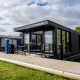 Moderne woonboot 'De Waterparel' bij Welcome In - Friesland, Nederland, aangemeerd aan het water.