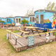 Farverig tiny house 'Tiny wagon' ved Marina Parcs Almere, Holland, med graffiti og udendørs siddepladser.