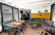 Salon et salle à manger modernes sur la péniche 'De Waterparel', décor élégant, lumineux, Friesland, Pays-Bas.