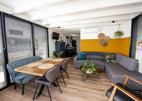 Salón y comedor moderno en la casa flotante 'De Waterparel', mobiliario elegante, luminosa, Frisia, Países Bajos.