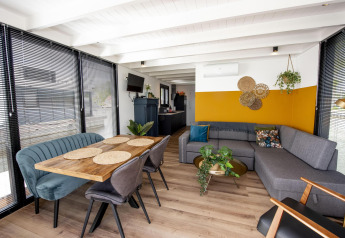Salón y comedor moderno en la casa flotante 'De Waterparel', mobiliario elegante, luminosa, Frisia, Países Bajos.
