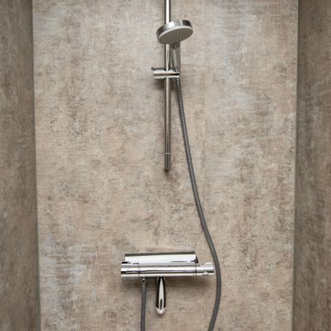 Ducha moderna con grifería cromada y manguera en el baño de la casa flotante 'De Waterparel' en Frisia.