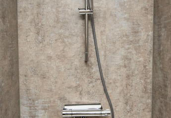 Moderne douche met chroom armatuur en slang in de badkamer van houseboat 'De Waterparel' in Friesland.