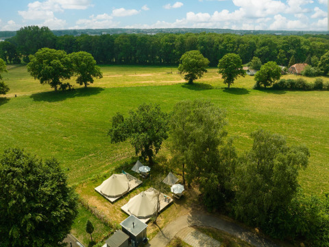 Vue aérienne de la tente tipi Happy in the meadow avec salle de bain au Holiday Park Mölke aux Pays-Bas.