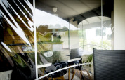 Vista dall’esterno della Tent Villa safari al Holiday Park Duinhoeve nei Paesi Bassi, attraverso una finestra.