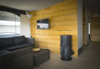 Interieur van een Safari Tent Villa bij Holiday Park Duinhoeve in Nederland met moderne inrichting.