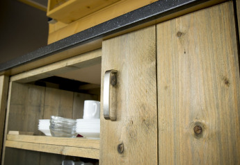Primo piano di una credenza in legno e piano di lavoro nella tenda Tent Villa al Holiday Park Duinhoeve.