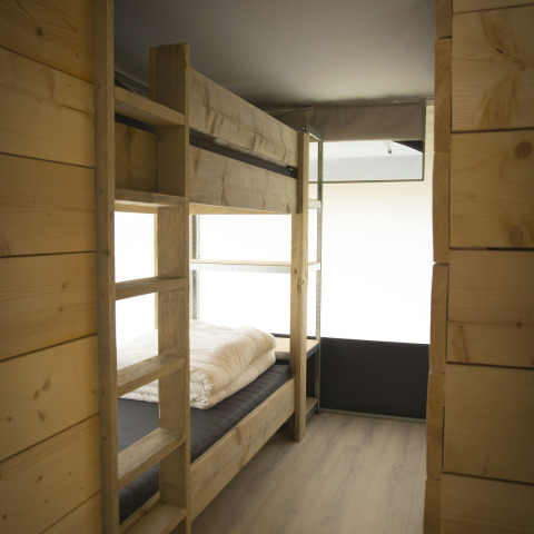 Interieur van een safaritent, Tent Villa, in Holiday Park Duinhoeve, Nederland, met houten stapelbed.