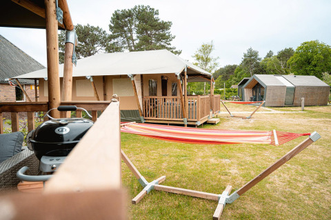 Tente safari Villatent Cottage avec véranda, hamac et barbecue au Vakantiepark De Nollen, Pays-Bas.