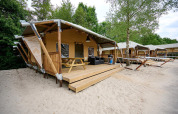 Safari teltet Villatent Cottage i Vakantiepark Sallandshoeve, Holland, med veranda og sand omkring.