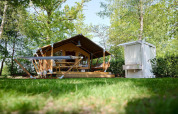 Tienda safari Villatent Compact + con baño privado y hamaca en un entorno verde en Recreatiepark de Lucht.