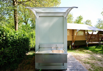 Fregadero y área de lavado exterior junto a una tienda safari en Recreatiepark de Lucht, Países Bajos, glamping.