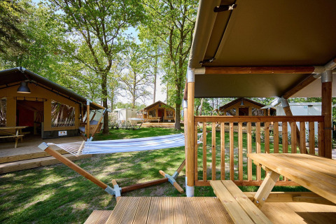 Tiendas safari con porche y hamaca en Villatent Compact + sanitario en Recreatiepark de Lucht.