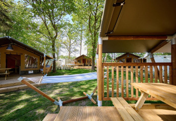 Safari-Zelte mit Veranda und Hängematte im Villatent Compact + Sanitär im Recreatiepark de Lucht.